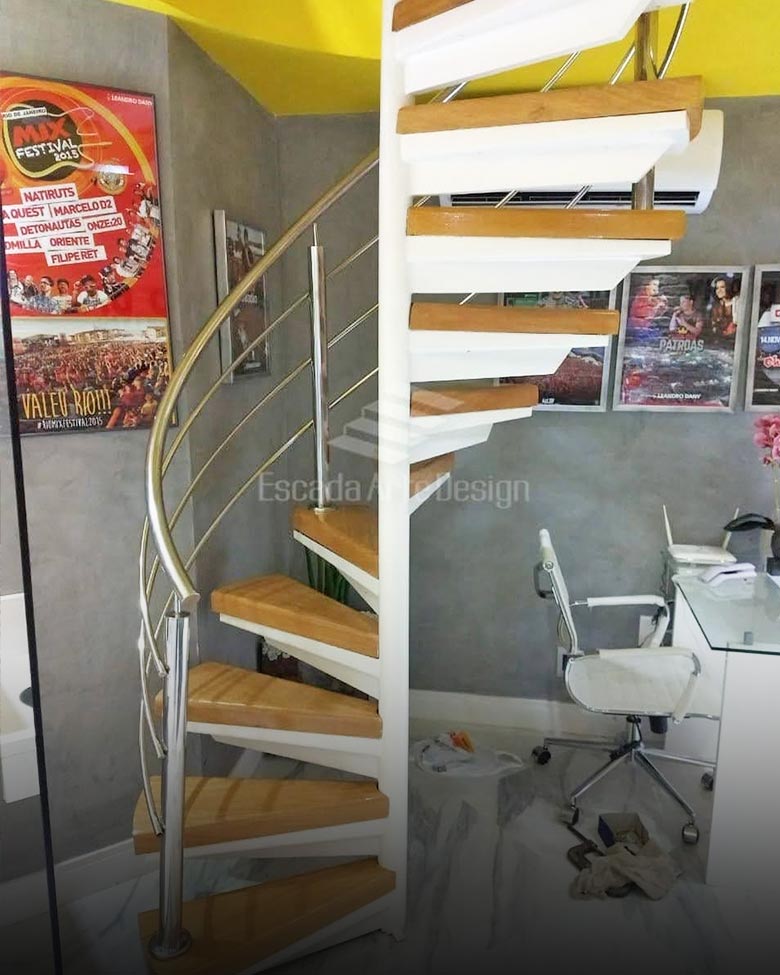 Escada caracol com estrutura flutuante e corrimão em inox