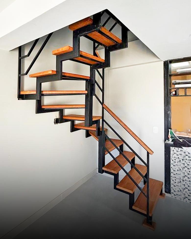 Escada em U com estrutura metálica fixada na parede e degraus em madeira
