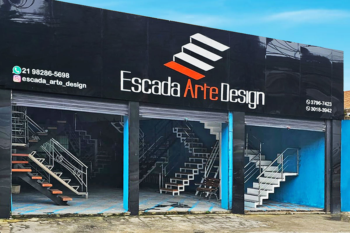 Showroom da Escada Arte Design com escadas sob medida em exposição