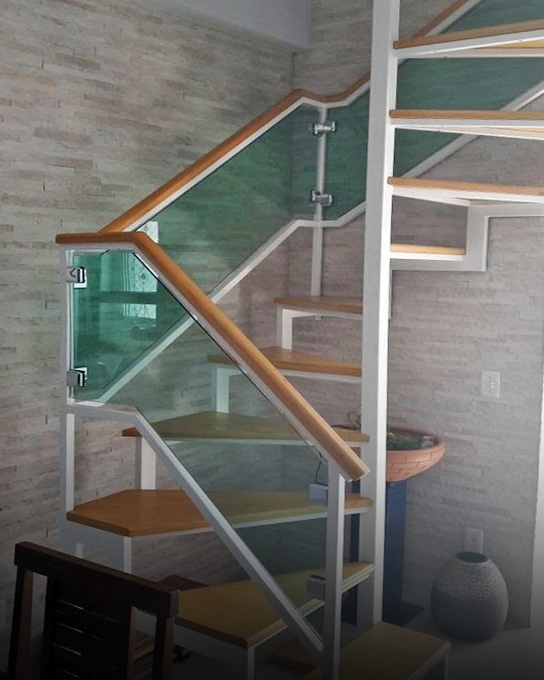 Escada quadracol com guarda-corpo em vidro