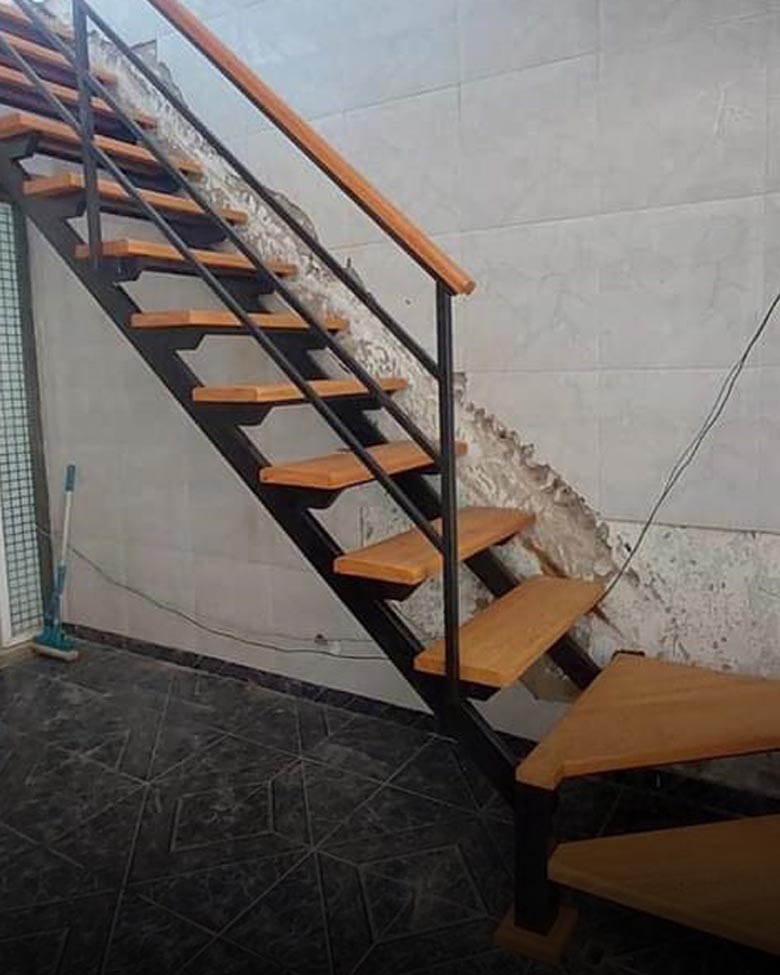 Escada reta com degraus em madeira maciça